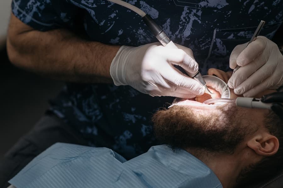 Devenir dentiste après des études de santé