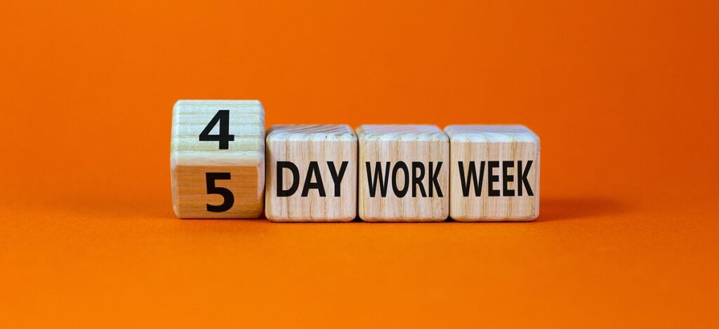 Symbole de la semaine de travail de 4 ou 5 jours. En tournant le cube, les mots "semaine de 5 jours" sont remplacés par "semaine de 4 jours". Magnifique arrière-plan orange. Espace de copie. Concept d'entreprise et de semaine de travail de 4 ou 5 jours.